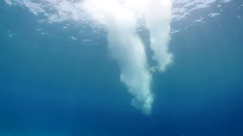 Jumping in to the sea Video stock 72290072