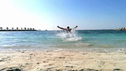 Jumping into the sea Vídeos de archivo 146211351