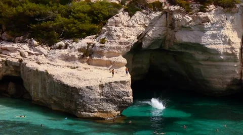 Jumping into water, Menorca Video stock 53364598