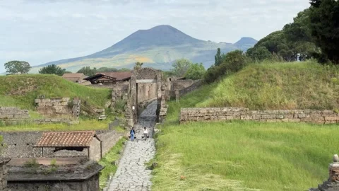 June 14, 2025 - Pompeii, Italy - Ancient Roman road lined with historic ruins. 库存影片 338151053