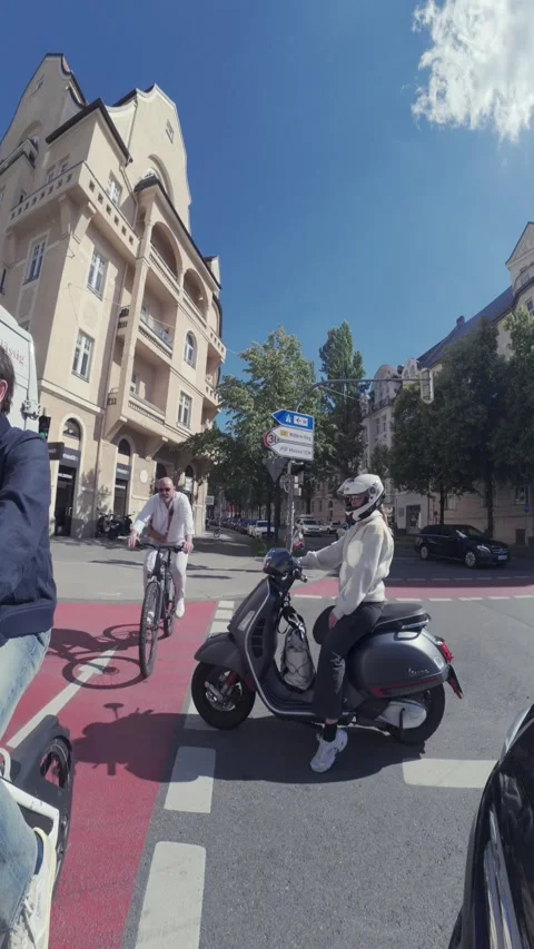 June 14, 2026. Munich, Germany. POV-Aufnahme vom Fahrrad am Prinzregentenplatz Видео 340892899