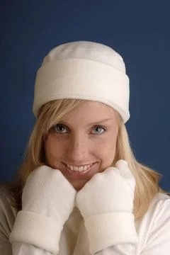  Junge Frau hat sich für den Winter bereit gemacht. Mit Mütze, Handschuhe . Stock Photos