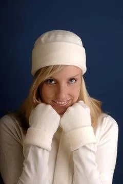  Junge Frau hat sich für den Winter bereit gemacht. Mit Mütze, Handschuhe . Stock Photos