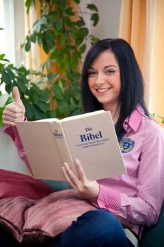  Junge Frau ist begeistert von der Lektüre der Bibel Junges Mädchen liest . Stock Photos