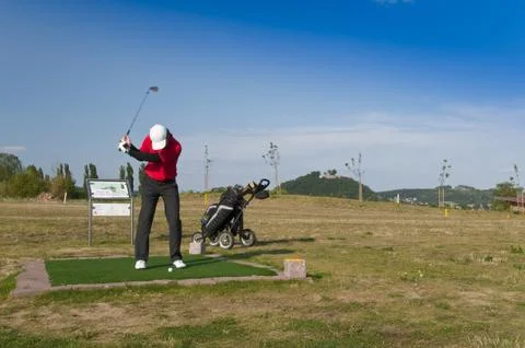 Junge Golfer beim Abschlag Stock Photos