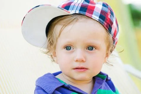Junge mit kappe junges kind mit basecap mütze und langen haaren ,model rel.. Stock Photos