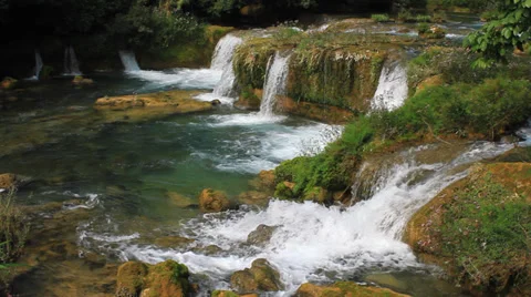 Jungle waterfalls Vídeos de archivo 32169719