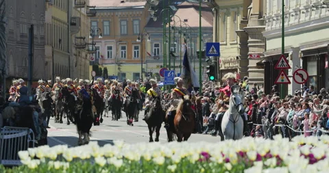 Junii Brasoveni parade featuring men in traditional folk costumes on horses 스톡 동영상 333937389