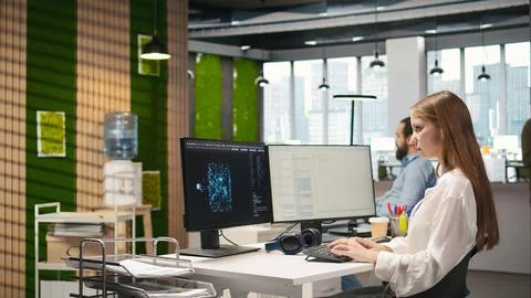 Junior dev testing generative AI machine learning algorithms and listening music Foto stock