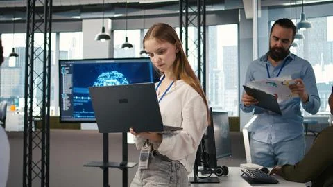 Junior developer utilizing artificial intelligence to optimize performance 库存照片
