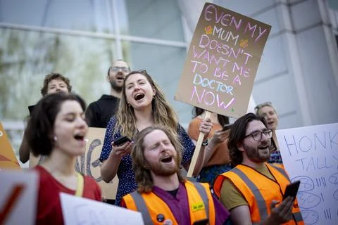 Junior doctors strike over pay in London, United Kingdom - 14 Jun 2023 Fotos Stock