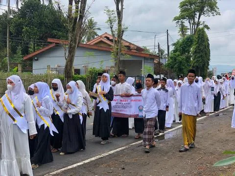 Junior High School students take part in the National Santri Day parade Stock-Fotos
