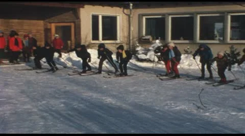 Junior ski school (Vintage 8 mm amateur film) 库存影片 8903581
