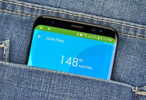 Junk files cleaner mobile app on Samsung s8. Stock Photos