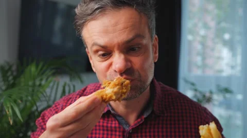 Junk food advertisement concept. Man eating fried chicken, enjoying fast food. Vídeo Stock 326914217