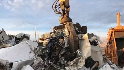 Junk Yard Claw in Slow Motion Picking Up Metal Scrap Video stock 98428835