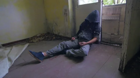 Junkie in an abandoned building 스톡 동영상 58595364