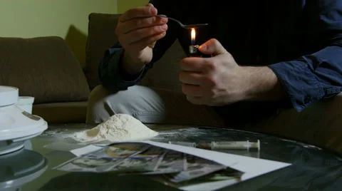 Junkie with lighter heating spoon with heroin, preparing drug dose for syringe. 스톡 동영상 61586089