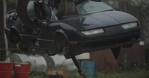 Junkyard machine throwing car- 4K with sound Stock Footage 115357491