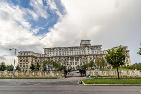 Juny, 2021 - Bucharest, Romania: A frontal view of the House Of Parlament in  Stock Photos