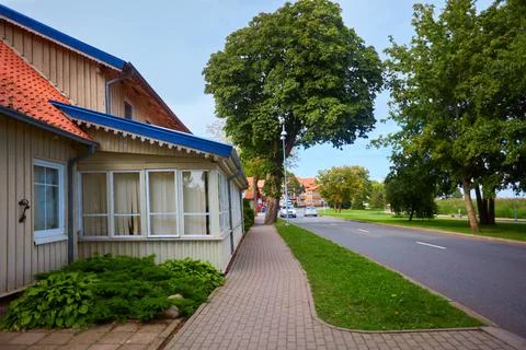 JUODKRANTE, LITHUANIA - August 18, 2019: Beautiful street with old Lithuanian Stock Photos