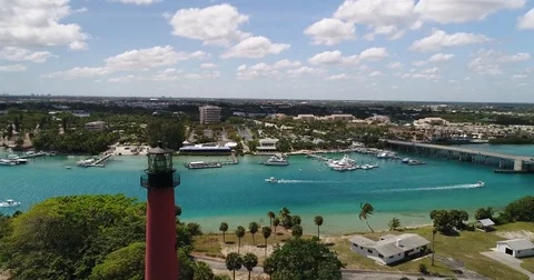 Jupiter Inlet Lighthouse over Turquoise Intracoastal Waterway Vidéo 74114765