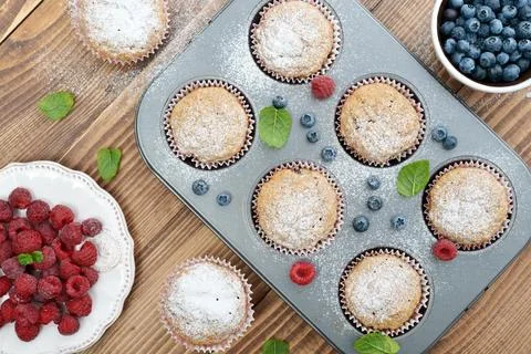Just Baked  Muffins In Bakeware Foto stock