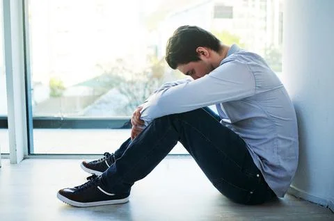 Just because its over doesnt mean it doesnt still hurt. a young man suffering Stock-Fotos