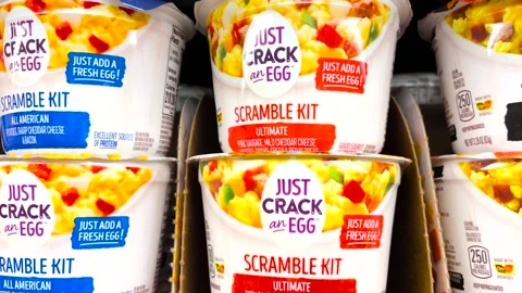 Just crack an egg add eggs cup breakfast on a grocery store shelf Vidéo 225912510