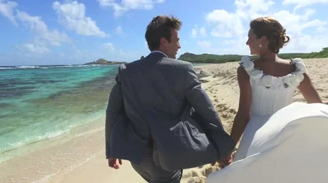 Just married couple running on a caribbean beach Vidéo 59181935