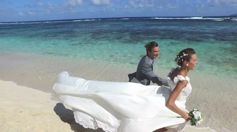Just married couple running on a caribbean beach Vidéo 59186280