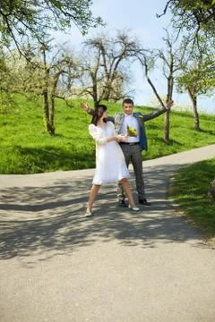 Just married in park Stock-Fotos