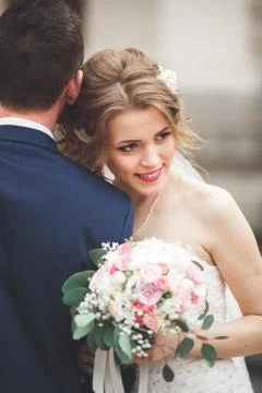 Just married wedding couple posing and bride holding in hands bouquet Foto stock