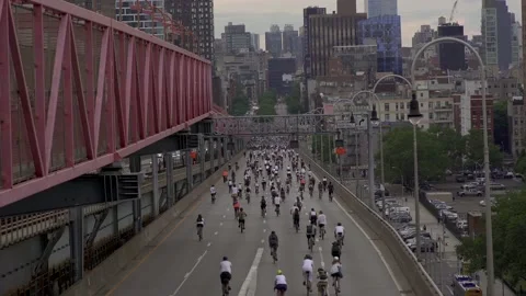 Justice Ride NYC - BLM protest bicycle ride on the Williamsburg Bridge 스톡 동영상 134209616