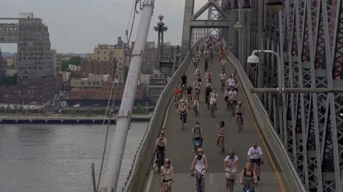 Justice Ride NYC - BLM protest bicycle ride on the Williamsburg Bridge 스톡 동영상 134209663