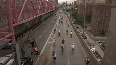 Justice Ride NYC - BLM protest bicycle ride on the Williamsburg Bridge 스톡 동영상 134209677