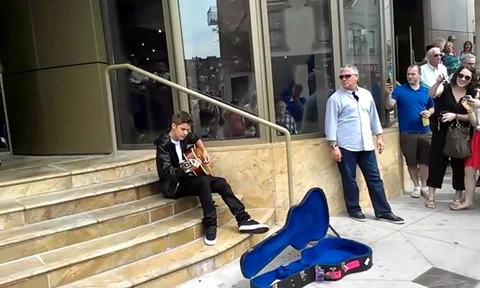 Justin Bieber playing gutter and singing at street Video stock 123966978