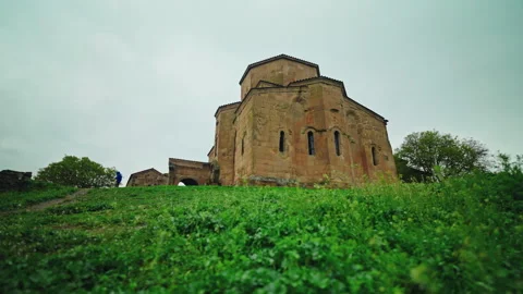 Jvari Monastery above a meadow of spring wildflowers 库存影片 346745558