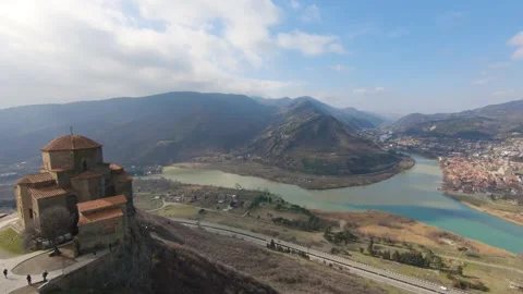 Jvari monastery in Mtskheta town with river and mountains view 库存影片 147071349