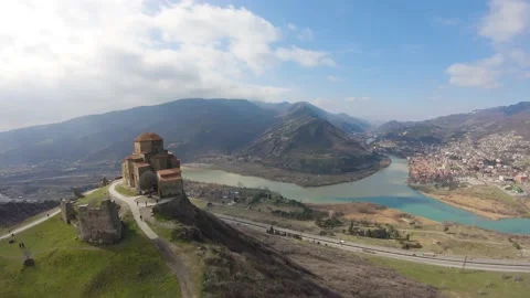 Jvari monastery in Mtskheta town with river and mountains view 库存影片 147071390