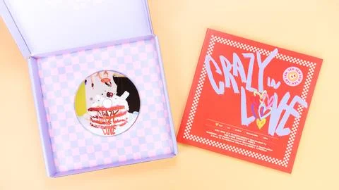 K-pop group Itzy CRAZY IN LOVE 1st Album on yellow background. Special edit.. Foto stock