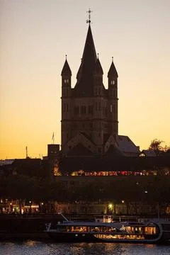 K Stadtbild 13.tif Silhouette von der Kirche Gross St Martin bei Sonnenunt... Stock Photos
