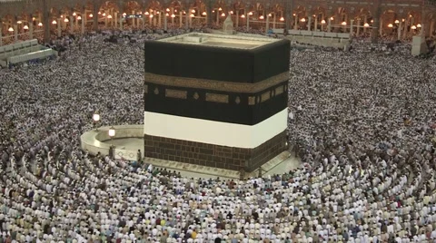 Kaaba Mecca Hajj Muslim people crowd praying Stock Footage