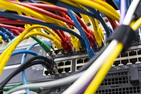 Kabel an einem Computer Server eines Unternehmens, verschiedene Netzwerke ... Stock-Fotos