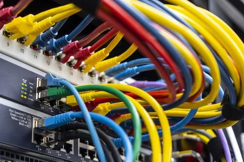 Kabel an einem Computer Server eines Unternehmens, verschiedene Netzwerke ... Stock-Fotos