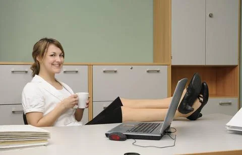  Kaffeepause Frau, Büro, kaffeepause, schreibtisch, computer, pause, feier.. Stock Photos
