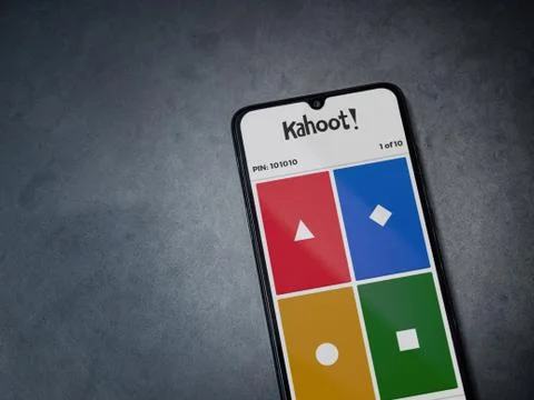 Kahoot! app launch screen with logo on the display of a black mobile smartpho Foto stock