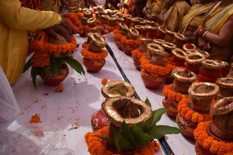 Kalash with coconut and mango leaf with floral decoration earthen pots cont.. Stock-Fotos