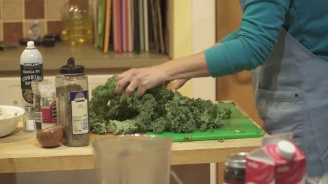KALE IN KITCHEN 스톡 동영상 102237658