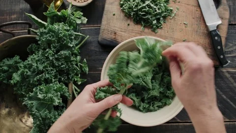Kale Leaf Ripping Overhead Vídeos de archivo 78648828